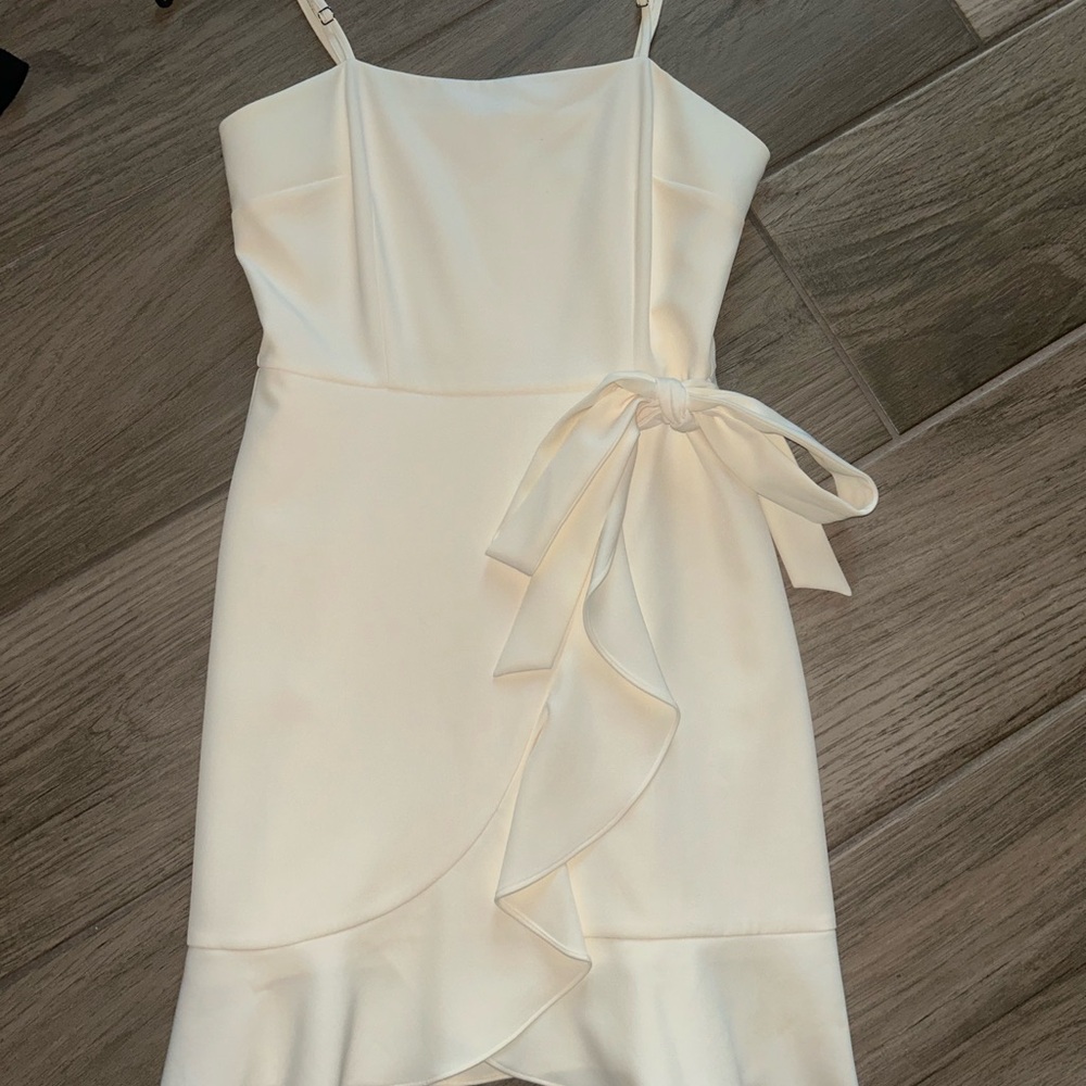 Elegant White Dress with Ruffle Detail